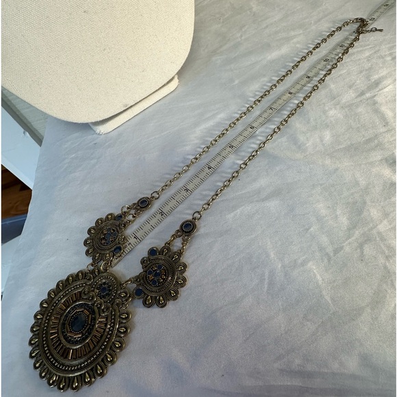 Long heavy goldtone medallion necklace - Picture 5 of 6